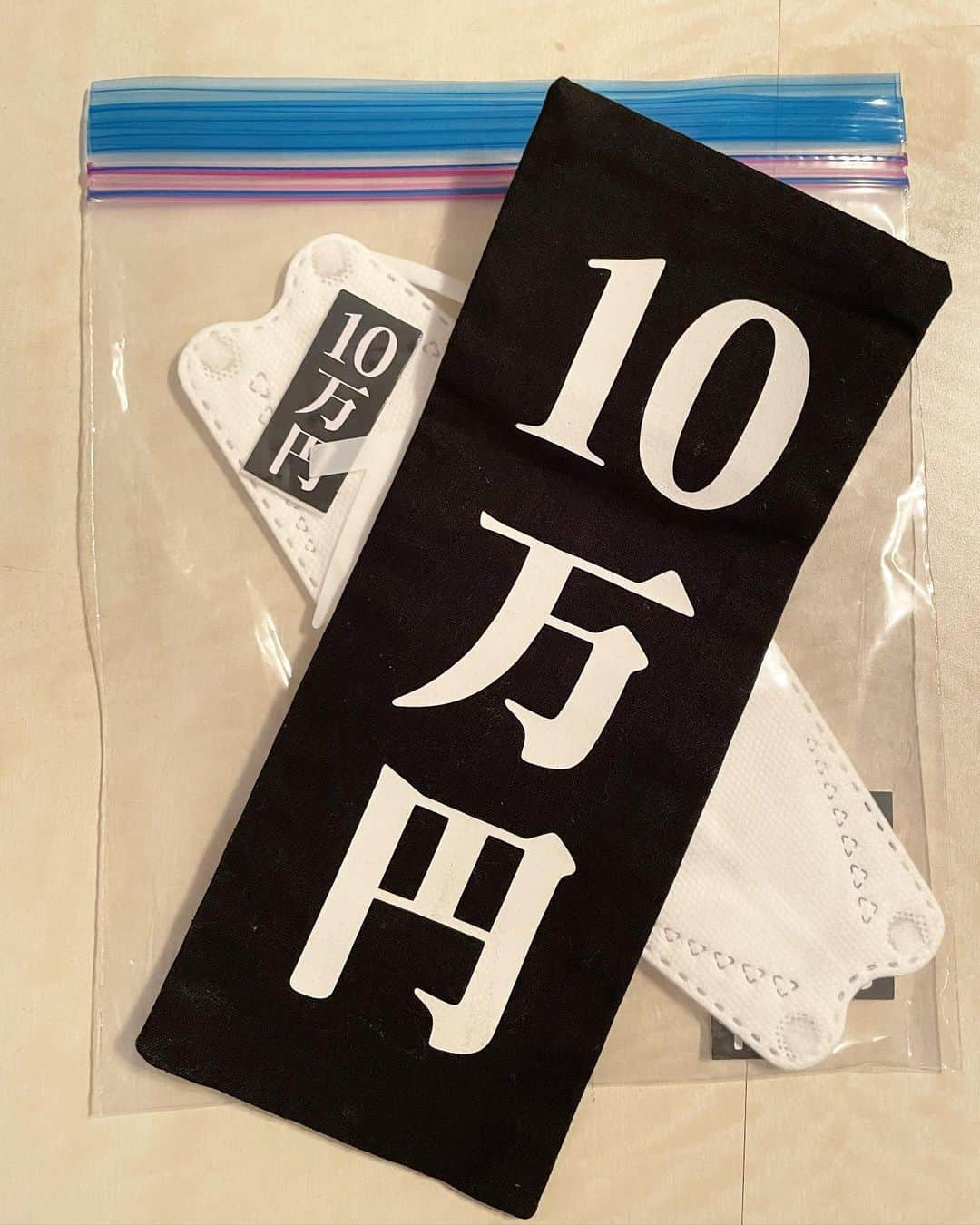 新井恵理那さんのインスタグラム写真 - (新井恵理那Instagram)「告知!『10万円でできるかな』あす 5/16(月)よる8時30分から(テレビ朝日系) お決まりのこちらの10万円装備で挑みました! 中井貴一リーダーのもと、 横浜を観光して、削って、遊んで、削って…一喜一憂しております(#^.^#)  #藤ヶ谷太輔 #中井貴一 #秋山竜次 #千賀健永  #中島健人 #長州力 #井戸田潤  #10万円でできるかな #スクラッチ #新井恵理那 #centforce」5月15日 14時06分 - elina_arai