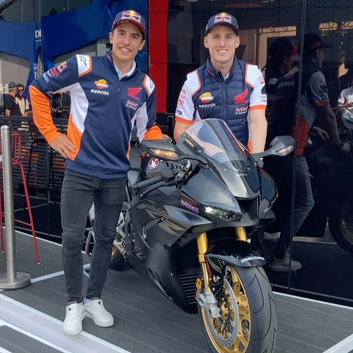 レプソル・ホンダのインスタグラム：「Smile for the CBR1000RR-R」