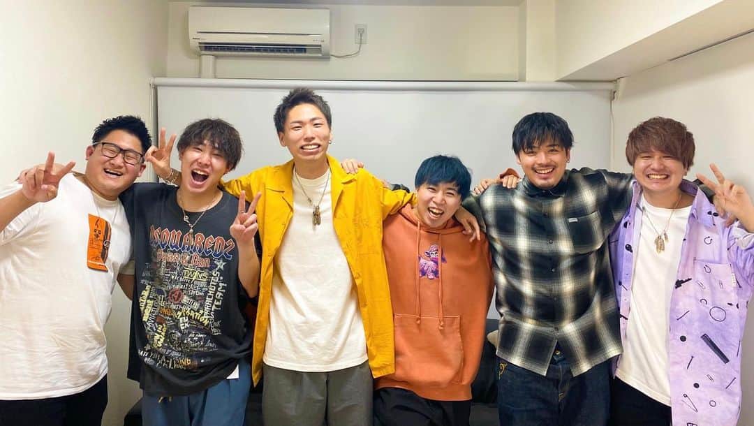 ガチヤマのインスタグラム：「改めて100万人ありがとうございます！ ほんとに昨日は痺れたし改めて色々な人に支えてもらってるって事に気付かされました！🙇🏾‍♂️ 俺だけ泣いてはなかったけどめちゃくちゃ感動してました。  まず僕を誘ってくれたけーすけ、はんくんほんとにありがとう！ 実は加入当初金も何も無い僕によく飯を奢ってくれたり、YouTubeの知らない知識を色々教えていてくれてました。 加入したては撮影時も僕を立ててくれたり、みんなに受け入れてもらえるようにしてくれていた優しさも感じていました。 この2人に出会っていなければ今のガチヤマは存在しません。 めちゃくちゃ感謝しています！！  そしてもっちゃん、ひろと、こう。 3人には特に見えない所での仕事、それこそ編集だったりで今でもお世話になっています。 何も出来なかった状態から長い時間共にして色々支えてもらいました。ありがとう！ 根性がある3人なので弱音を吐きませんが何かあったらすぐに言ってな！  そして視聴者のみんな、ほんとにこんな俺を受け入れてくれてありがとうございます！ 今でもガチヤマという一人の人間を認めてもらえるかたまに心配になる事がありますが、応援してくれているみんなの為にも毎日感謝を忘れずに頑張り続けます！！ 大きくなってもみんなに寄り添って今と変わらず感謝の気持ちを忘れずに頑張るので応援していて下さい！  正直なところ僕が加入した当初から何回も喧嘩や問題がありました。 数え切れないほど話し合いをして改善してを繰り返してやっと形になってきた感じがします。  思ってた以上にこの100万人という目標を達成するのに時間がかかってしまい悔しさと自分の力不足を感じましたが、この100万人という大きな節目をこのメンバーで一緒に迎えれた事、とても感謝しています！  僕らなりに走り続けてきてやっと100万人に到達出来ました。 ここからがスタートだと思っていますし今までとなにも変わりません。  僕はやはり頑固者なので100万人も感動しましたが、僕が加入したのが50万人ということもあり、個人的には登録者150万人という大きな目標があります。 昨日実は生配信後、ンダホさんがこっそりとガチは次は150万人だねとグータッチしてくれました。その瞬間めちゃくちゃグッときたし一気に心が切り替わりました。まだまだ通過点に過ぎないし伸びる自信もあります。 今日からは切り替えてまた初心に戻り日々精進したいと思います！  ほんとに応援してくれたクリエイターのみんな、視聴者のみんな、裏で支えてくれていたuuum社員の皆さん、そしてメンバーのみんなありがとう！！  こっからも戦い続けるのでエスポ一同を応援よろしくお願いします！👋🏾  最後に重大発表！！！ ガチヤマ個人のTikTokを始めたいと思いますのでみんな是非フォローしてね🙋🏾 @gatiyama.irokehoshii←TikTokアカウント」