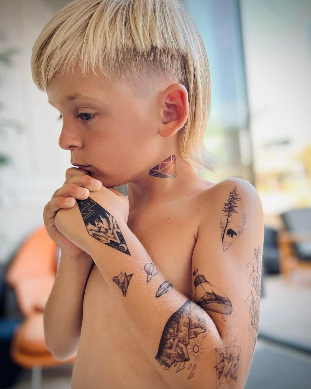 A・J・クックのインスタグラム：「Leaving your youngest at home with daddy all day = fresh mullet✔️ neck tattoo✔️ and arm sleeve✔️ #bestdayever @nathanandy 🖤」