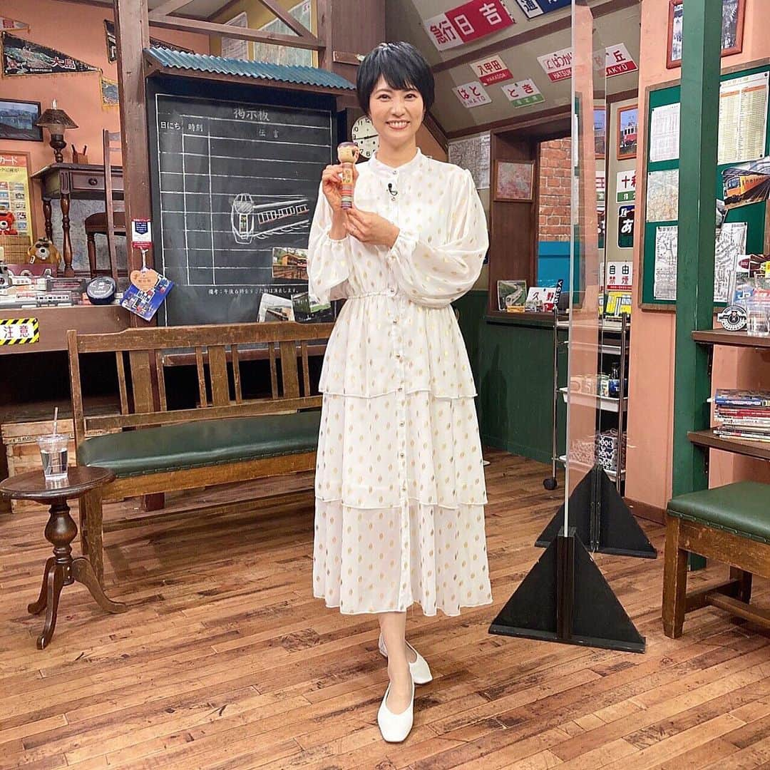 村井美樹のインスタグラム：「明日5/16(月) 21:00～ #BS日テレ で 「友近・礼二 の #妄想トレイン 🚃 」 の放送があります。  #上信電鉄 #特急草津 で行く #群馬 #草津 の旅‼️  見どころ👀 ✅世界遺産 #富岡製糸場  ✅全部無料⁉️ #こんにゃくパーク ✅草津温泉名物 #湯もみ と踊りショー  ✅職人 #湯守 が守る宿 #奈良屋  ぜひご覧ください😆  ③今回の #旅こけし は群馬の名峰・赤城山のレンゲツツジが描かれたこけしちゃん😊 #佐藤英之工人　@kijidokorosato.hideyuki   ⑥上信電鉄の渋い駅舎 #上州福島駅 もおすすめ✨  ⑦ #第一吾妻川橋梁 から見る　 #特急草津 は迫力満点！ 　びっくりして、カメラブレブレ🤣  衣装のワンピース は @wildlily_daikanyama  です👗  #妄想トレイン  #友近 さん　#中川家礼二 さん #久野知美 ちゃん　#原田龍二 さん #村井美樹」