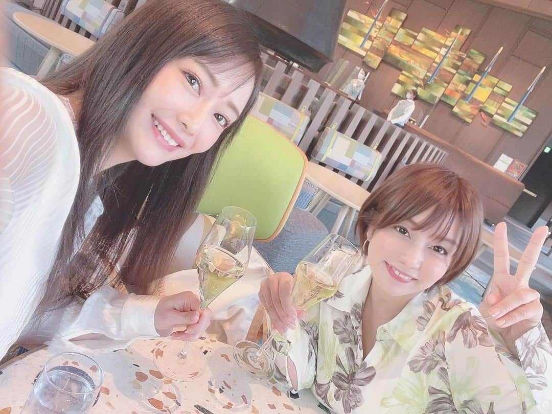 吉山りささんのインスタグラム写真 - (吉山りさInstagram)「👯‍♀️ 明るいうちからえりちゃんと乾杯🥂💕  ずっと食べてずっと飲んで シュワシュワ2本じゃ足りなくて🍾🍾また買いに行った😂  で深夜にラーメン食べてスープも全部飲みした😍（笑） めちゃくちゃ美味しかった💓  朝になると2人ともお腹空いてて朝食もしっかり食べた😂  で朝食も足りなくてランチもガッツリ食べた🤣  で、そのあともまた😎🍻😎笑   #吉山りさ #美容 #お酒好き女子 疑惑 #フリーモデル #女子旅 #一人旅 #モデル #model #Japanese #溫泉  #温泉 #温泉ソムリエ #お風呂 #温泉モデル #温泉女子 #温泉旅館  #写真 #写真撮影 #撮影モデル #모델 #旅行 #旅 #撮影 #pr  #🍾 #champagne  #sparklingwine  #🥂 #飲んべえ学園」5月15日 16時05分 - oreorerisa