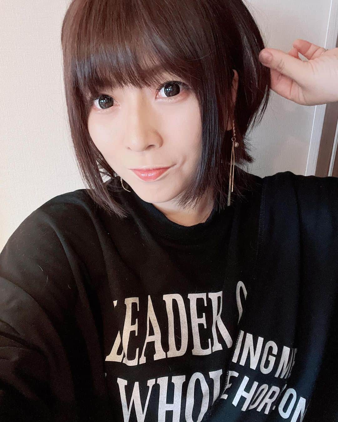 鈴華ゆう子のインスタグラム：「髪がちょっと伸びて湿気が多いので、この際だから今日は外ハネボブにしてみたー。梅雨くるでー #鈴華ゆう子 #yukosuzuhana #外ハネボブ  #和楽器バンド」