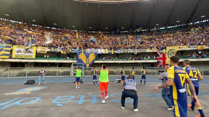 エラス・ヴェローナFCのインスタグラム：「👏 Semplicemente GRAZIE 👏  ♾💛💙」
