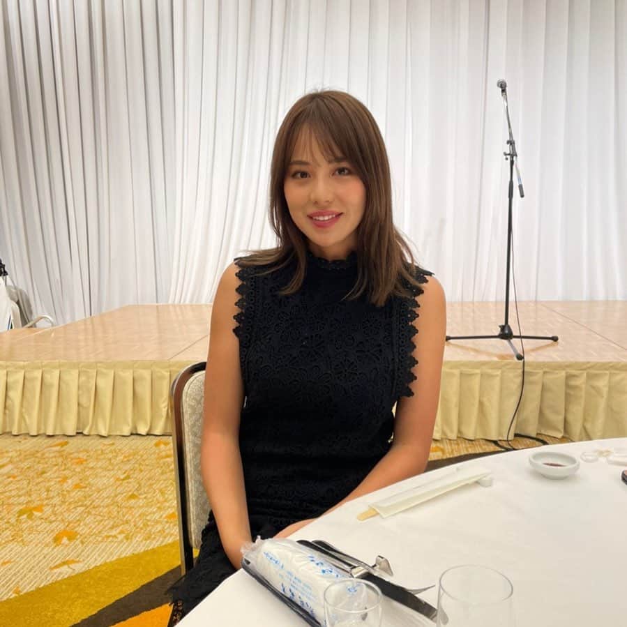原田怜奈のインスタグラム：「山形のプロアマの表彰式で 最近の1番気に入ってる ワンピース着ました❤︎ レースが好き❤︎ 可愛いブランドあれば 教えてください😙💭 . . . @allureville_official  #女子ゴルフ #golf #ゴルフ #パーティ」