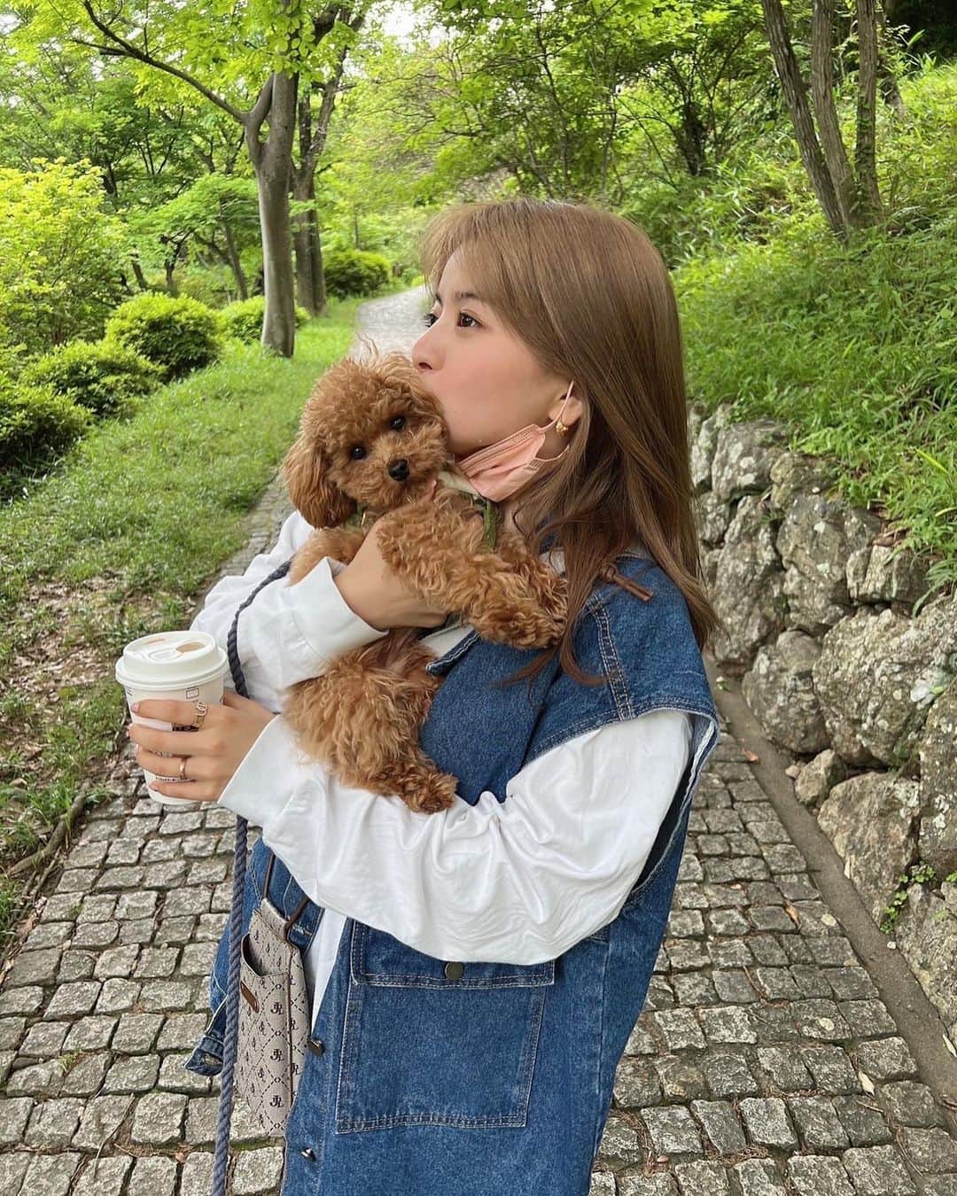 のインスタグラム：「外出がほとんどできないから 最近のデートはお散歩デート🐶🫶🏻  デニムベストやっぱりかわいい🫶🏻」