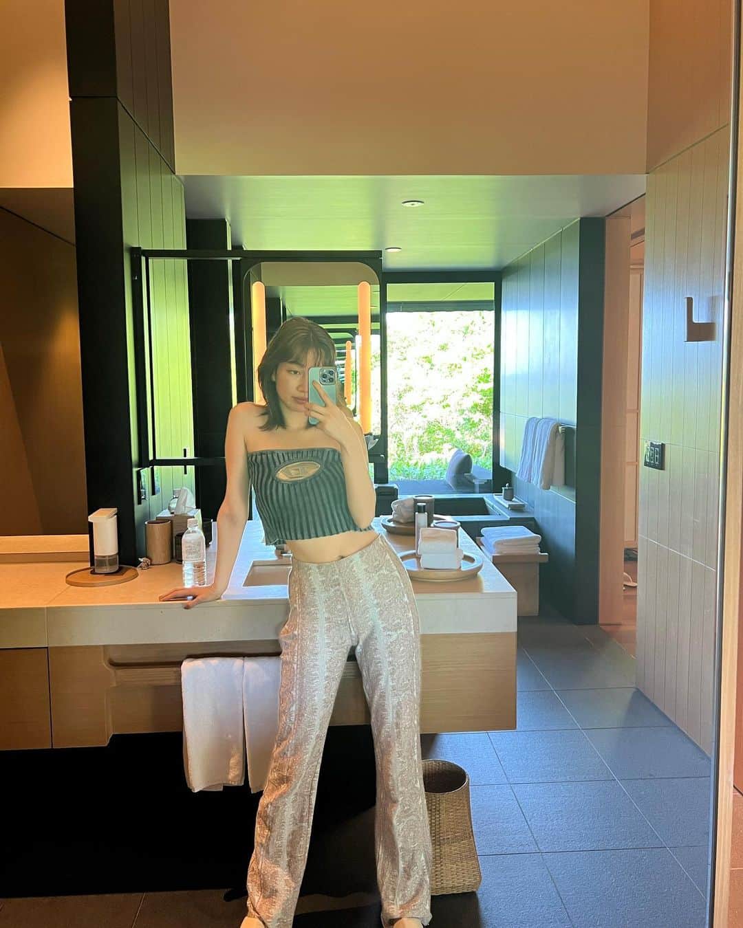 のインスタグラム：「バースデイトリップ🐈🌱 旅コーデ紹介Youtubeアップしてるよー🫶🏻  持って行ったお洋服全部見せ❗️ @diesel 🦋お気に入り ヘビロテ絶対  #diesel #birthdaytrip」