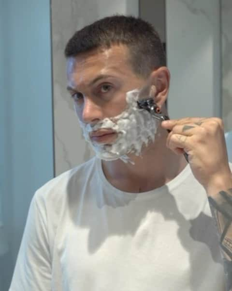 フェデリコ・ベルナルデスキのインスタグラム：「Un vero Bomber si rade a ritmo di #ShaveLikeaBomber ! #BomberDance #ad @gillette_italia」