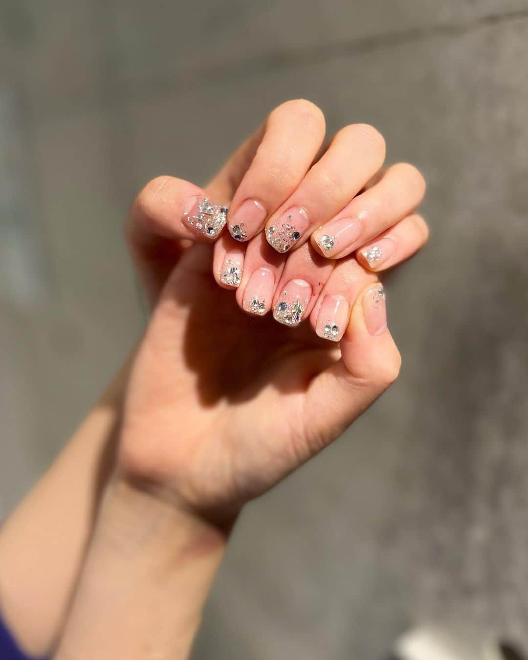 新藤まなみさんのインスタグラム写真 - (新藤まなみInstagram)「⁡ ⁡ ⁡ ネイルチェンジしてきたよー💅🏻✨💓 @vena_nail.r  ⁡ レイナさんの技術とセンス🧬に お任せするだけでこんなに可愛く仕上がるの😽 ⁡ ちょこん、としたフレンチがポイントで キラッキラでずっと眺めちゃう…💎💍、 ⁡ はぁ、、、かわいい、、、💜 ⁡ #nail #nailchange #nailist #ネイル　#ネイルチェンジ　#ネイルサロン　#ネイルケア　#目黒ネイル　#目黒ネイルサロン　#nailsalon #トレンドネイル　#女子力　#キラキラフレンチ　#キラキラネイル #newnail #にゅうねいる」5月15日 18時17分 - manami_official_