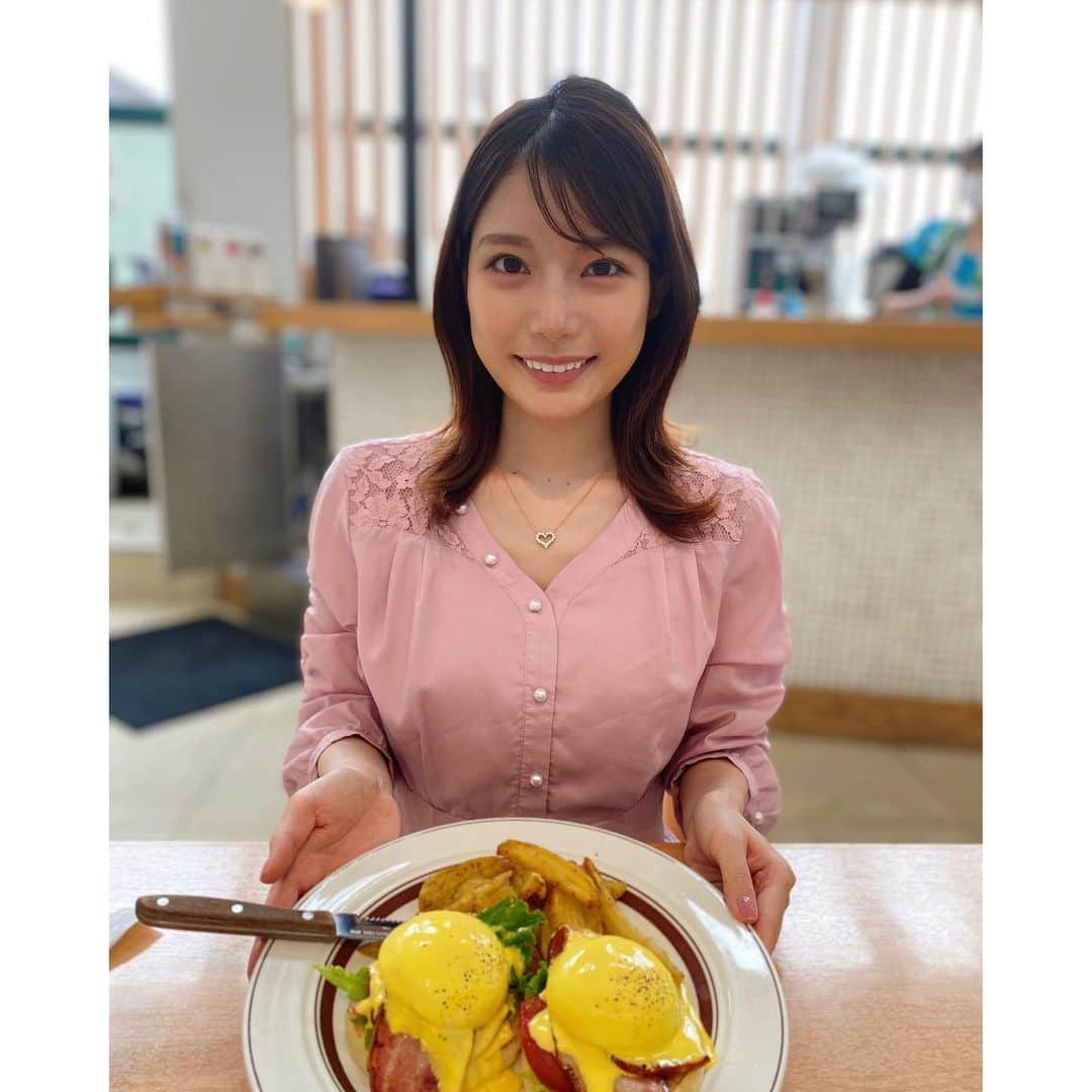 竹俣紅のインスタグラム：「🍽 父と、はじめてのエッグベネディクト。 久しぶりに一緒に写真を撮ったら、 目と鼻が似ていることに気づきました👀 ⁡ みなさんは、お父さん似ですか？お母さん似ですか？☺️」