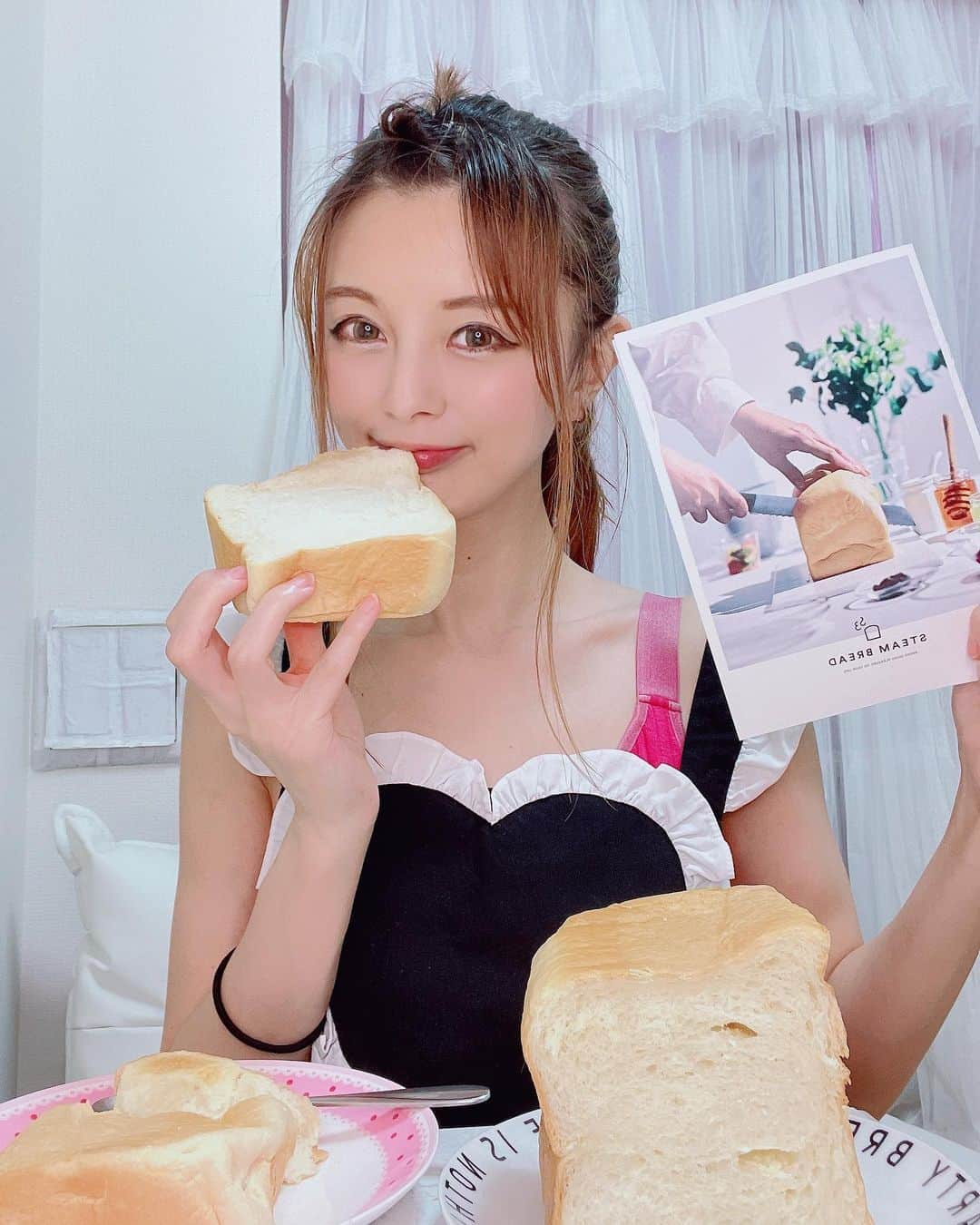 satomiさんのインスタグラム写真 - (satomiInstagram)「🍞🥐🥪 ・ 朝はパン〜🎵🍞 ・ 今日の朝ごはんは（@steam_bread__）様の 生食パン🍞 ・ 恵比寿で人気のパン屋さん🥐 スチーム仕上げでしっとりもちもち、そしてふかふかのパン☁️ ・ そのままでも美味しいけどれんちんしてもトースターで焼いても美味しいの🥹 ・ たまらん…朝から美味しい物食べると1日幸せ気分💕🥐 ・ ・ #スチパン  #スチームブレッド  #steambread  #恵比寿パン  #高級食パン  #生食パン  #お取り寄せパン  #パンギフト  #パン通販  #パン好き #pr  #恵比寿グルメ #カフェ活 #生食 #パン好きな人と繋がりたい #アンパンマン #あんバター #恵比寿ランチ #パン巡り #クロワッサン」5月15日 18時27分 - saatoomii47