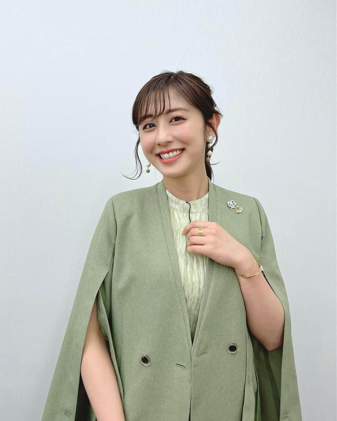 斎藤ちはるさんのインスタグラム写真 - (斎藤ちはるInstagram)「お袖のフレアな感じが可愛いジャケット🌟 . ブレスレットはちはるの"C"？で嬉しくなりました😂 . . #今夜 #7時 からの #ナニコレ珍百景 も #ぜひぜひ #ご覧ください . . #斎藤ちはる#テレビ朝日アナウンサー#テレビ朝日#テレ朝#アナウンサー#ナニコレ#珍百景#なにこれ#なにこれ珍百景#衣装#ジャケット#グリーン#緑#みどり#グリーン好き#緑コーデ#イヤリング#ブローチ#イニシャル#ブレスレット」5月15日 18時40分 - chiharu_saito_ex