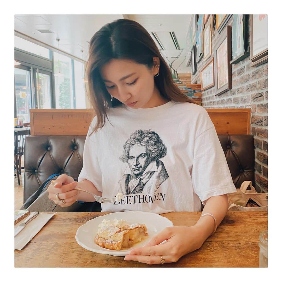 忽滑谷こころのインスタグラム：「. Tシャツのベートーベンにケーキを食べさせたい畑下さんと食べるまい、と固い表情のベートーベン . #はたぴー #あまりにもじわ」