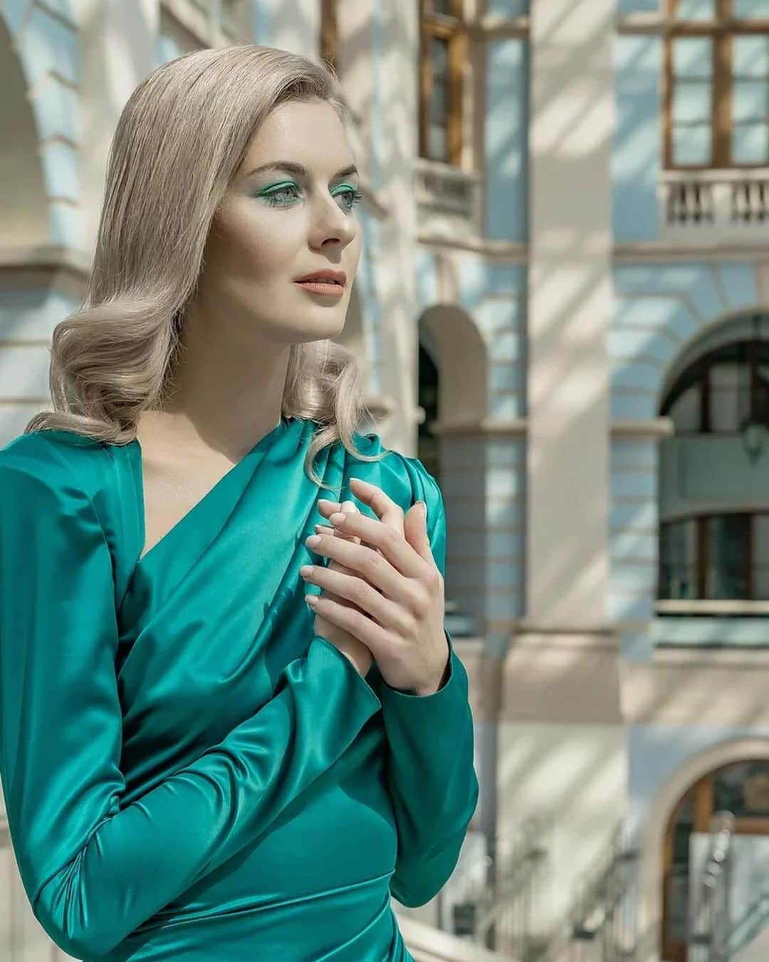 araks__studioさんのインスタグラム写真 - (araks__studioInstagram)「Добрый вечер, наши дорогие😍 Araks studio объявляет выпускной и свадебный сезон открытым☺️.Записи открыты, всех ждём к нам! 😍 Красота и отличное настроение гарантируем! 😉 #araksstudio#макияж#свадьба#выпускной」5月16日 4時59分 - araks__studio