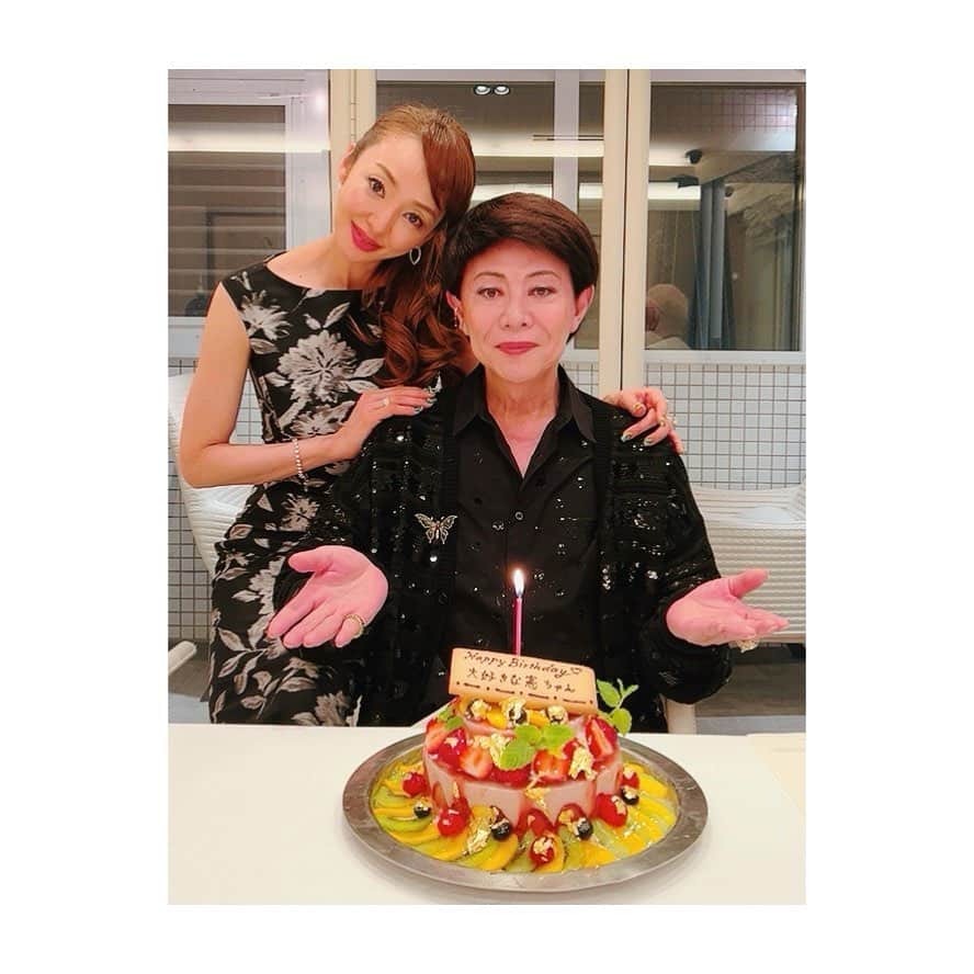 のインスタグラム：「大切な大切な憲ちゃん💕 5月15日お誕生日おめでとう☺️🎂🎉🎈㊗️ いつもいつもありがとう❤️ これからもずっとずっと側にいてね❤️  #大切な人#大好き過ぎる人#家族#憲ちゃん#お誕生日おめでとう#happybirthday#ハッピーバースデー#魂で繋がっている人#大好きだよ#お誕生日#美川憲一 さん#神田うの#unokanda」
