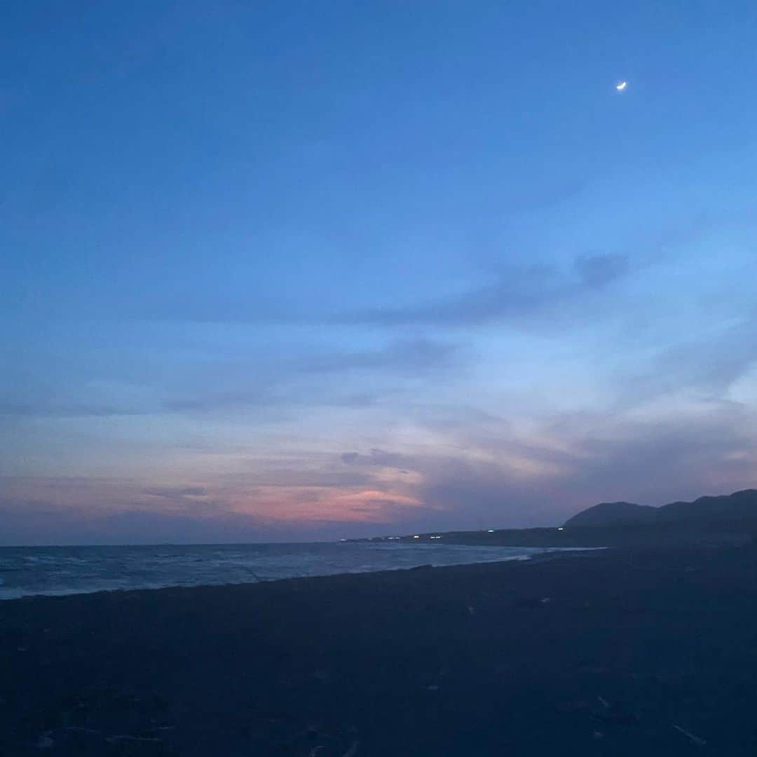 高田夏帆さんのインスタグラム写真 - (高田夏帆Instagram)「おはようございます🌜 これから朝生ラジオ出させてもらうのです もう一曲の「今日だけは思い出していい？」を 流してもらおうかなって､ﾄﾞｷﾄﾞｷ 7:30~7:45ですって！ 寝起きでぼーっとしてるから 何喋ろうかなって考えてもまたぼーっとしちゃう 朝だからね､朝だしね､ 今日から月曜日､行ってらっしゃーい #MUSIClock#interfm#radiko#にて#7:30~」5月16日 5時50分 - takadakaho