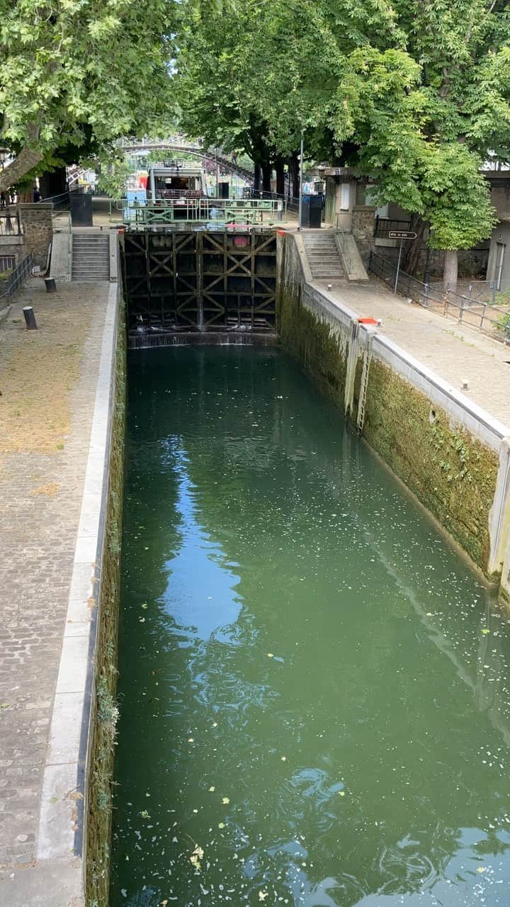 ふかしのインスタグラム：「閘門式運河の通過に遭遇 #paris #閘門式運河 #運河」