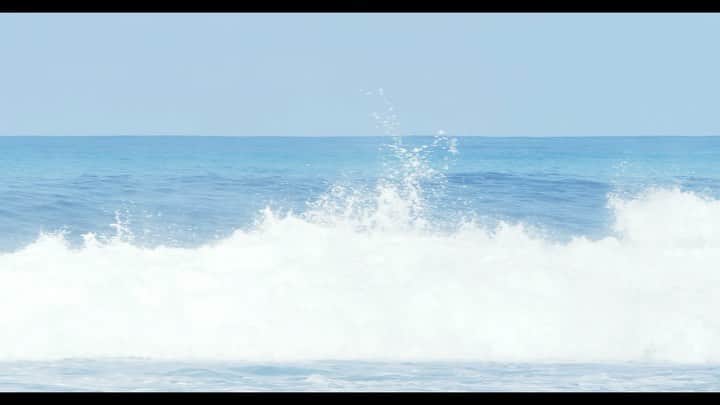 アドリアーノ・デ・ソウザのインスタグラム：「Makasih @redbullbr @redbullsurfing @makiboat @rkhelces @stanfiess and @____purps805_____ for this epic surf and help me to take that wave.  Obrigado a todos que me fizeram pegar essa onda ♥️🏄‍♂️ Alguém advinha onde é essa onda? 🤷🏽‍♂️  📸 @miniblanchard」