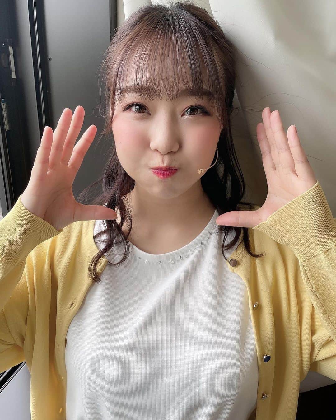 加藤夕夏のインスタグラム：「#ぐれいてすとな笑まん 2日目ありがとうございました🎩✨  顔パンパンポーズ🤗笑笑  （こじりんに手伝ってもらいました♡笑）  明日もよろしくお願いします！ リピートも大歓迎！ 皆さんのこと劇場でお待ちしてます🎩✨  gns.yoshimoto.co.jp  #笑まん」