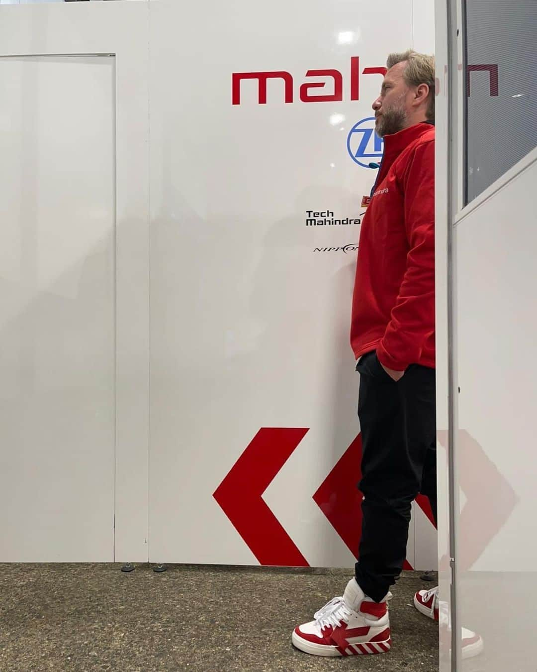 ニック・ハイドフェルドさんのインスタグラム写真 - (ニック・ハイドフェルドInstagram)「Shoe game strong and fitting today to @mahindraracing colors and design; with @fiaformulae race starting in just a couple minutes . . . #racing #mahindra #formulae #sneakers #collector #currentfavoriteshoes #sneaker」5月15日 22時00分 - nickheidfeld