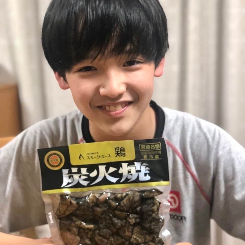 山口太幹さんのインスタグラム写真 - (山口太幹Instagram)「お友達のお母さんから宮崎のお土産として地鶏もらったよ‼️  マジで嬉しい😃  本当にありがとう😉👍️🎶  #山口太幹 #taikiyamaguchi #taikiumipro #宮崎出身 #miyazaki #子役 #俳優 #中学生男子 #中学1年生 #12歳 #歴史好き #謎解き好き #抹茶好き #ビートボックス #バレーボール男子 #海汐プロダクション所属 #アービング所属 #宮崎土産 #地鶏 #炭火焼」5月15日 21時53分 - taiki_umipro