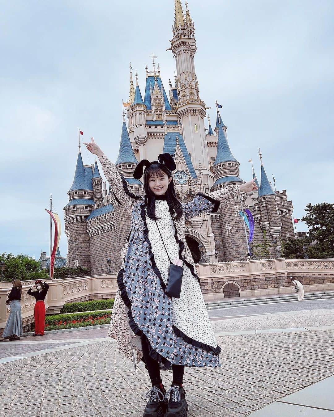 尾崎由香のインスタグラム：「1993.5.15🎂💕 バースデイディズニー🐭✨  沢山の''おめでとう''をありがとうございます✨ 29歳も頑張れます😂💕 #バースデイ　#ディズニー　#ディズニーランド　#誕生日　#今日のゆか服  #ファッション　#ディズニーコーデ」