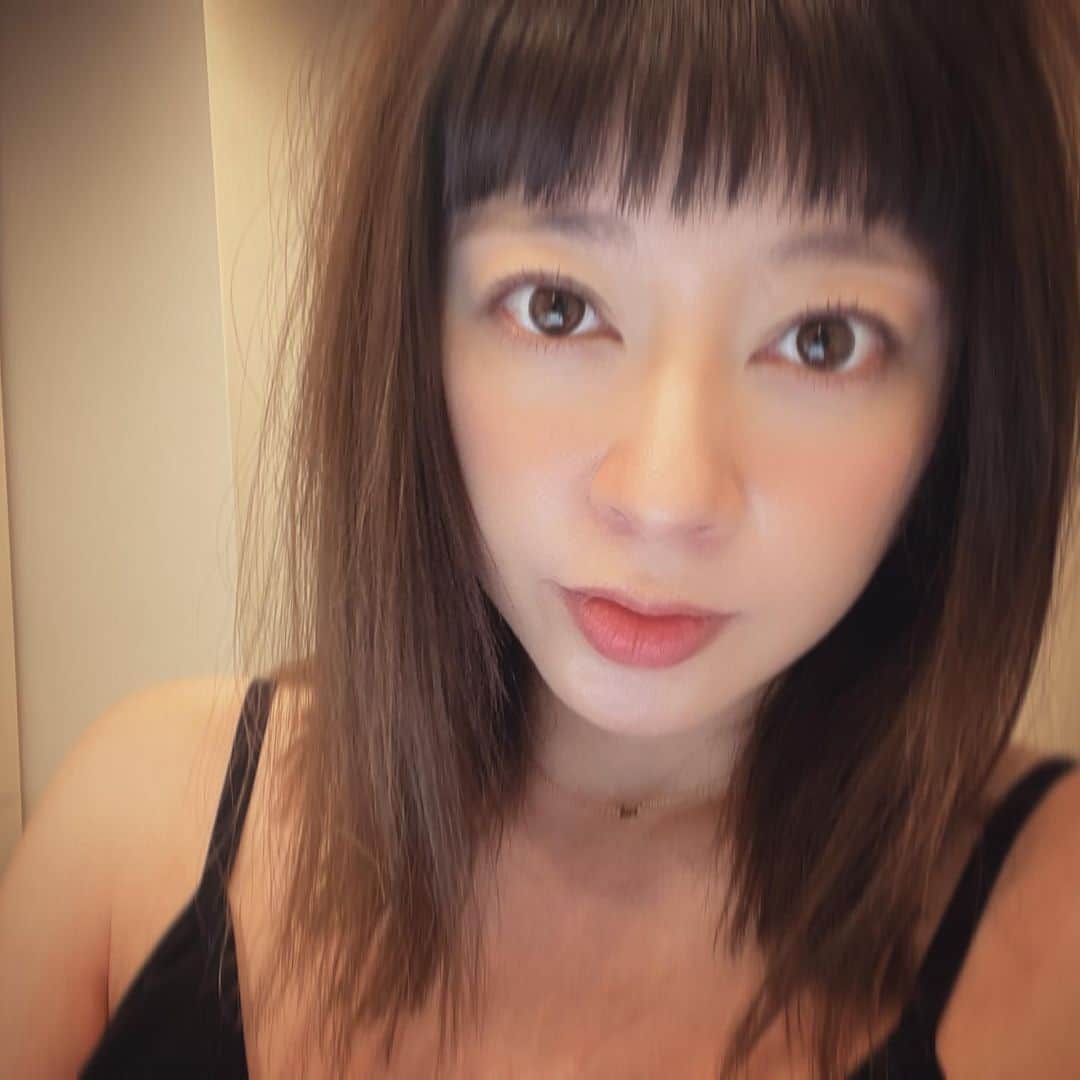 のインスタグラム：「✂️♡  久しぶりのぱっつんオン眉バングス しばらく美容院とか行けないと思い 短くしてみました♡  #久しぶり　 #パッツン #オン眉 #バングス #10ヶ月 #臨月 #instadiary」