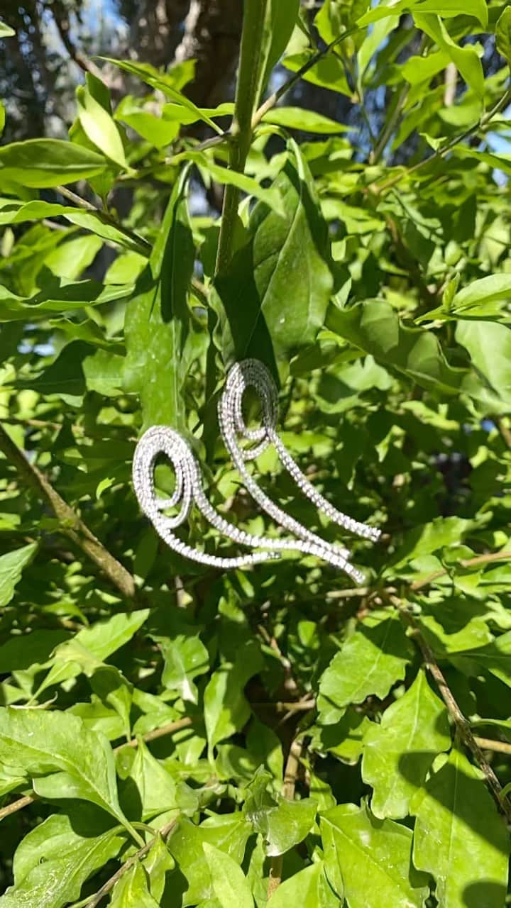 デルフィナデレトレズのインスタグラム：「Sunday garden party  🍃   “Loop” 1987 diamond tennis earrings are available online & in selected boutiques   #delfinadelettrez」
