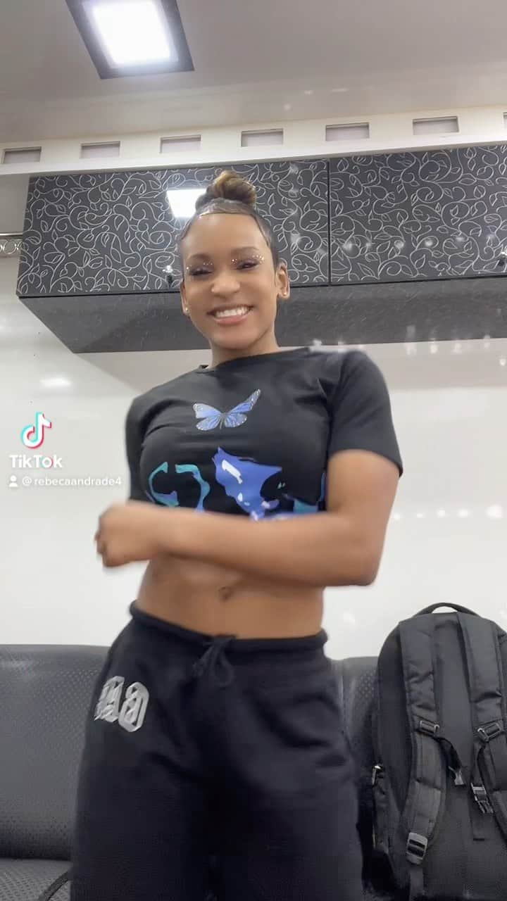 のインスタグラム：「Domingouuu..💃🏽😜」