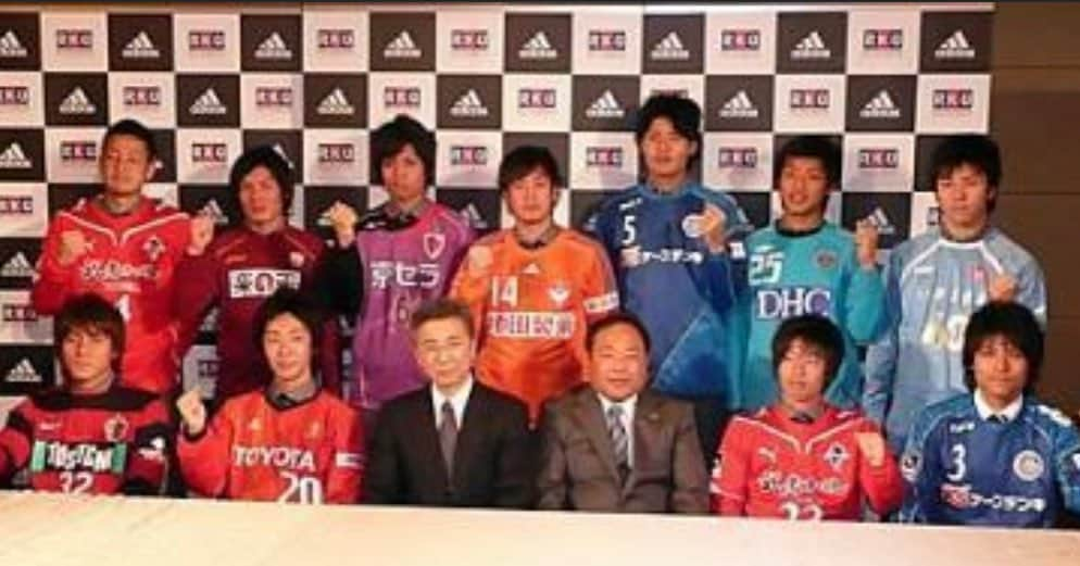 山下訓広のインスタグラム：「Jリーグの日ということで入団する時を思い出しました。 サッカーが夢を与えて夢を追い続けて。 引退しましたが今も夢を追い続けて😊 また次世代の夢に繋がって。 そして今でも私にとってサッカーは最高です！ 押忍🫡  #Jリーグの日」