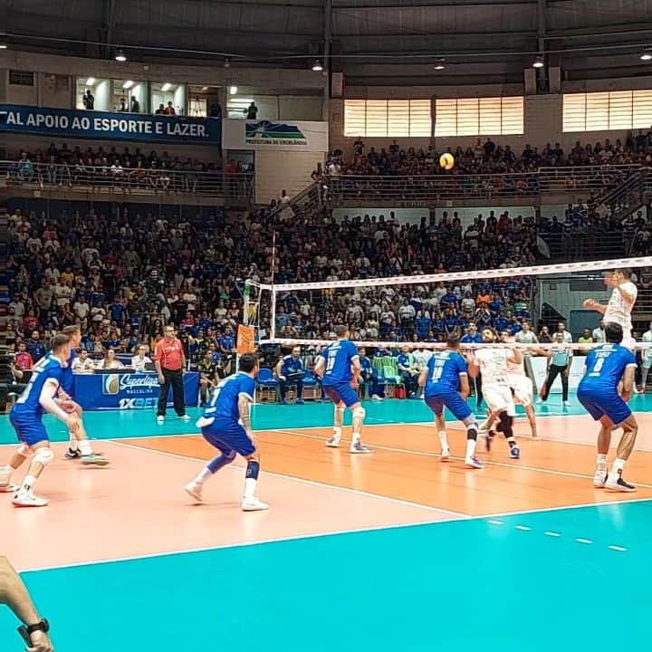 ウィリアム・アルジョナのインスタグラム：「Só passando pra lembrar dessa grande final da Superliga, do nosso time incrível @mtcvolei e da nossa torcida maravilhosa!! 💙🧙‍♂️ #vcfazpartedamagia  Ótimo domingo a todos!    #wmwilliamelmago #williamelmago #mtcvolei #VaiMinas #paredaoazul」