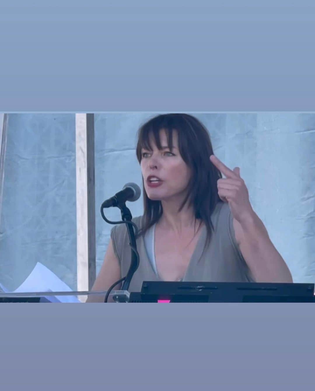 ミラ・ジョヴォヴィッチさんのインスタグラム写真 - (ミラ・ジョヴォヴィッチInstagram)「What an inspiring day it was for everyone who showed up to the @womensmarch rally! It was such an honor to be asked to speak. I wasn’t able to post the whole speech, I think it was too long, but I highlighted it in my stories if you want to check it out live. For anyone who wants to read the actual speech in it’s entirety, feel free to scroll through this post. #bansoffourbodies #womensmarch」5月16日 0時41分 - millajovovich