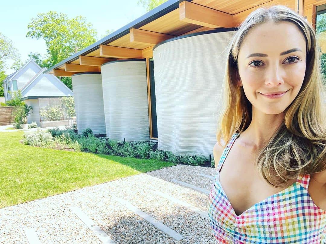 のインスタグラム：「Lady brunched in House Zero, the first 3D printed home in Austin. Some fun facts:  - the grey wavy walls are made of “lavacrete,” an air-tight, cement like substance that improves insulation.   - a robot built the walls in approx 10 days   - these homes are better insulated and faster to construct. At scale, they should be able to bring down the price of home ownership for consumers.   - Icon built (and sold) 4 other 3D printed homes in Austin, starting at $450k  Nothing brings me more joy than looking at eclectic home designs. Also contemplating the ways that synthetic bio will impact 3D printing materials (ie bioluminescent & mosquito resistant walls!!)  Get ready for future homes to get weird 🤖 🏡」
