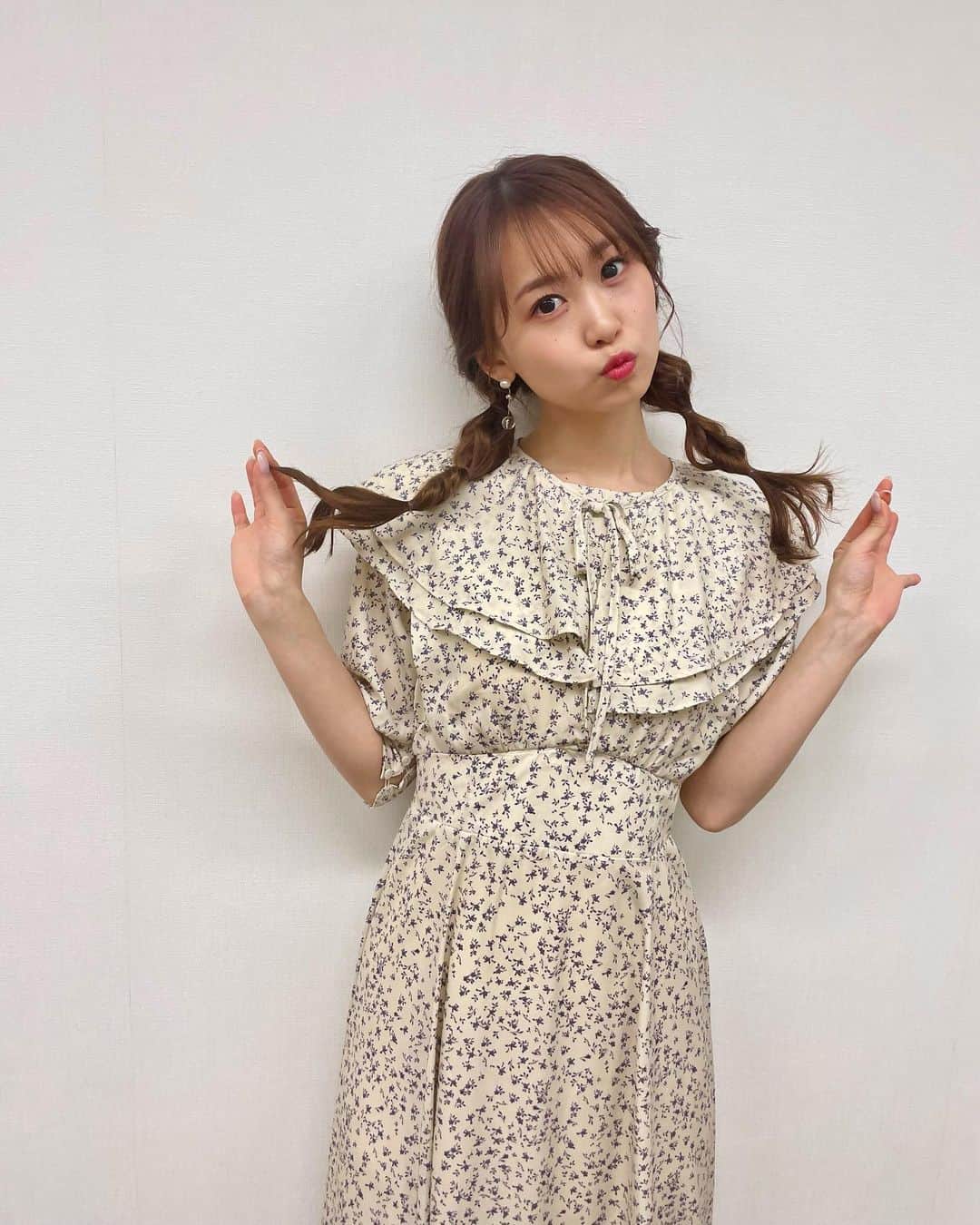 芹澤優のインスタグラム：「・  私服での撮影でしたので♡ ZOZOで可愛い！安い！と思って買ったよ。おっきいケープがいい感じ！  #最近ulikeの程よい加工が見つからない #よって無加工 #まぁそれも良し」