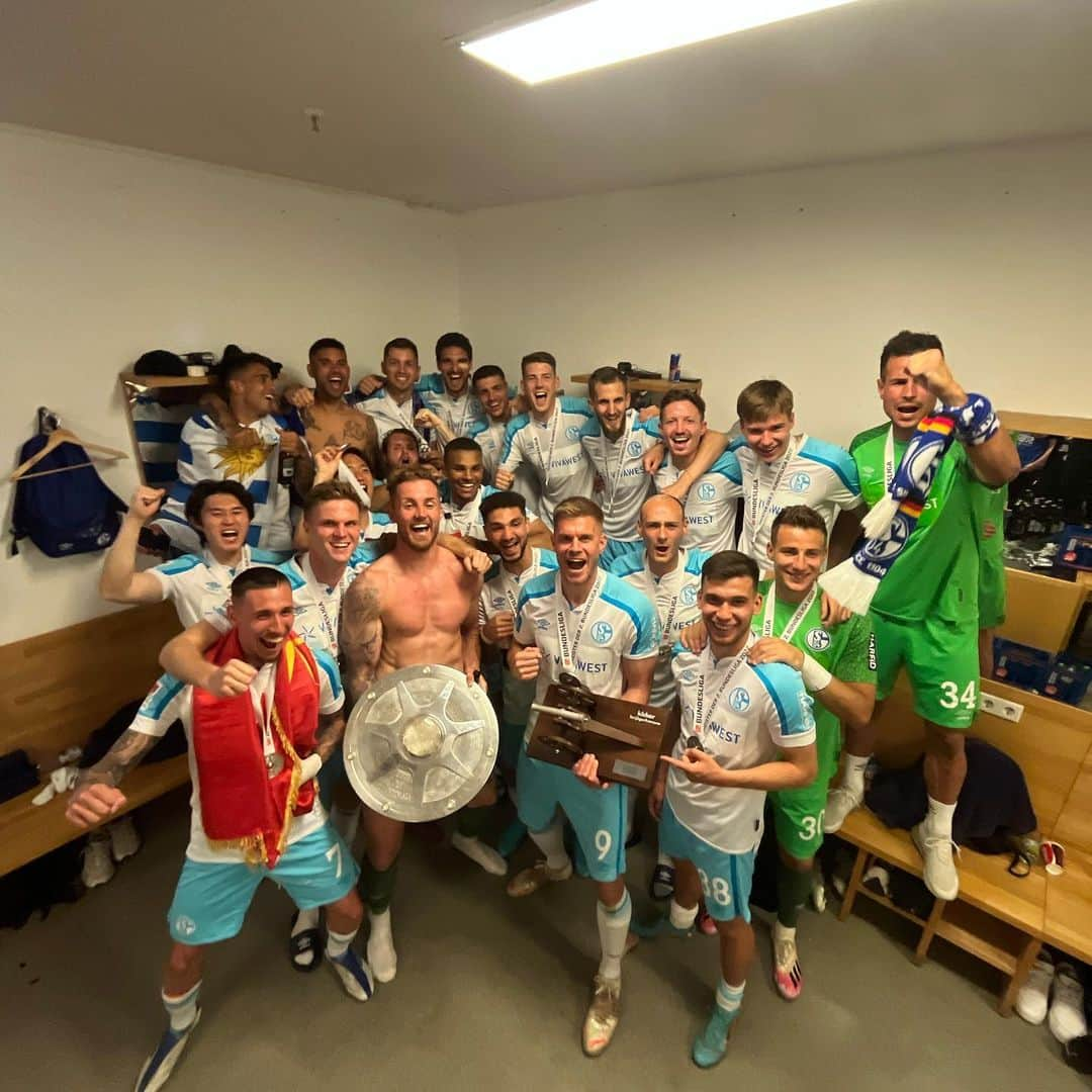 シモン・テローデのインスタグラム：「Danke Jungs! 30 Vorlagen/ 30 Tore!   TEAM🔵⚪️」