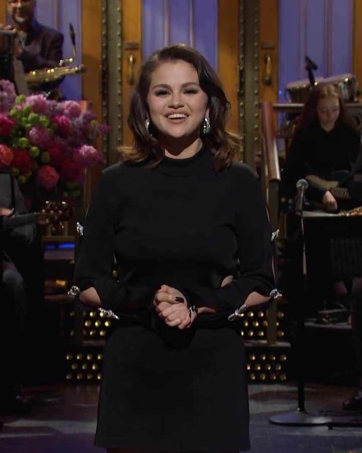 のインスタグラム：「Stunning #selenagomez wearing @HVN crystal Jupiter hoops for her SNL monologue last night 😱💎 Styled by @kateyoung」