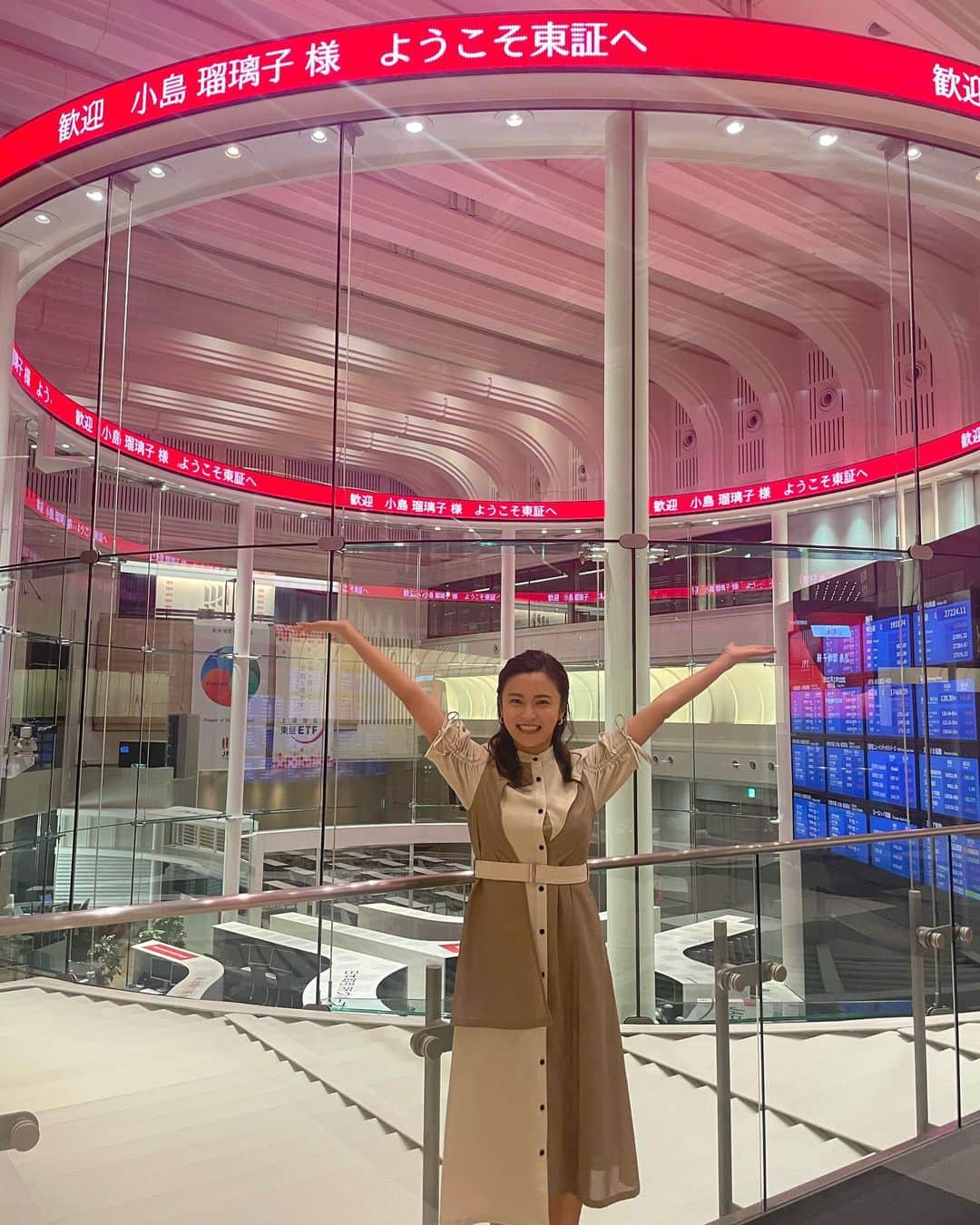 のインスタグラム：「🔔 あの！東証に行ってきましたー✨ そしてサプライズで！！ あの株価グルグルのところに！！！ 東証が私を感激してくれている😭 わーーーい！！！ 友達にどの芸能人に会ってても羨ましくないけど、これだけは羨ましいって言われた！🤣 取材の内容は『東証マネ部！』見てください✨」