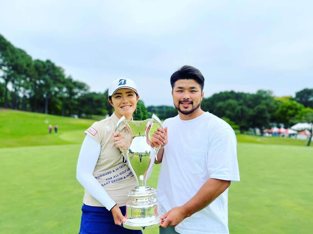 小林悠輔のインスタグラム：「. 優勝おめでとう！ 目の前で最後のバーディーパットは痺れた！ 本当に嬉しい！ ありがとう！！」