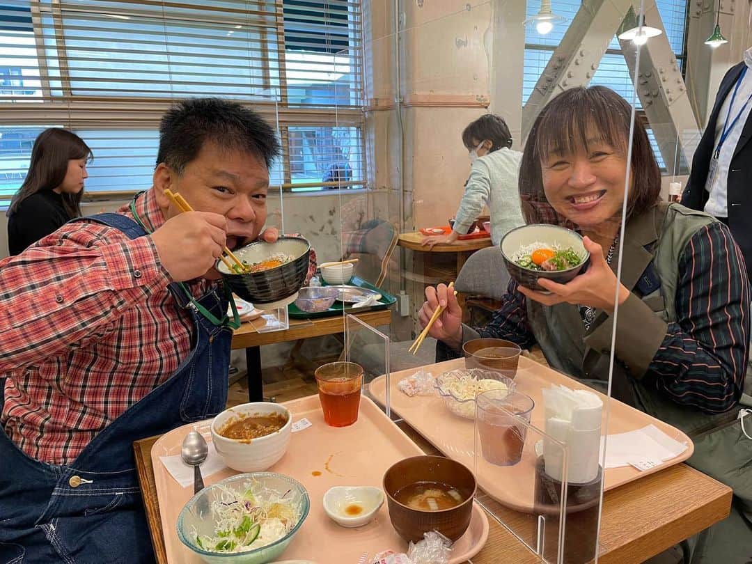 南海キャンディーズ【公式】のインスタグラム：「エンプティステージ稽古の後、バッタリ、ジミーさんとお会い出来ました！！本社でランチ🍚美味しく楽しくいただきましたー！！」