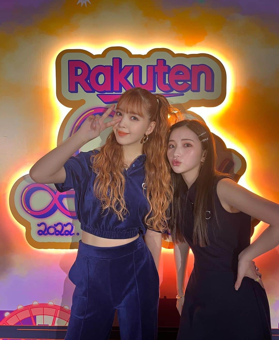 南りほのインスタグラム：「にこちゃんと💙💙💙😘  @girlsaward_official  @calnamur_official」