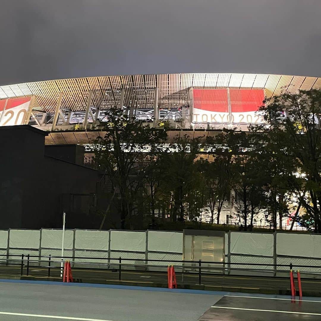塚田文さんのインスタグラム写真 - (塚田文Instagram)「インスタを始めて4つ目の投稿は(2018年5月)#新国立競技場 の建築風景でした。  それから2021年の#東京オリンピック2020 #東京パラリンピック まであっとゆうまに過ぎたんだな…と。  今更ながら残しておきます😅💦  個人的には開会式で#タップダンサー の#熊谷和徳 さんが登場した時にテンション⤴︎上がりました✨😆  4つ目の投稿時点では東京で見るつもりだった…と言っていますが、結局誰も会場で観戦出来ない状況になるだなんて🥲想像もしませんでした。  #covid_19 と共に過ごすこの数年は日々色々なことを考えさせられます。  最後の2枚は開催中に#海浜幕張 の駅前の様子と#カヌーオリンピック会場  を遠目に見た記録」5月16日 14時35分 - tsukadaaya1976
