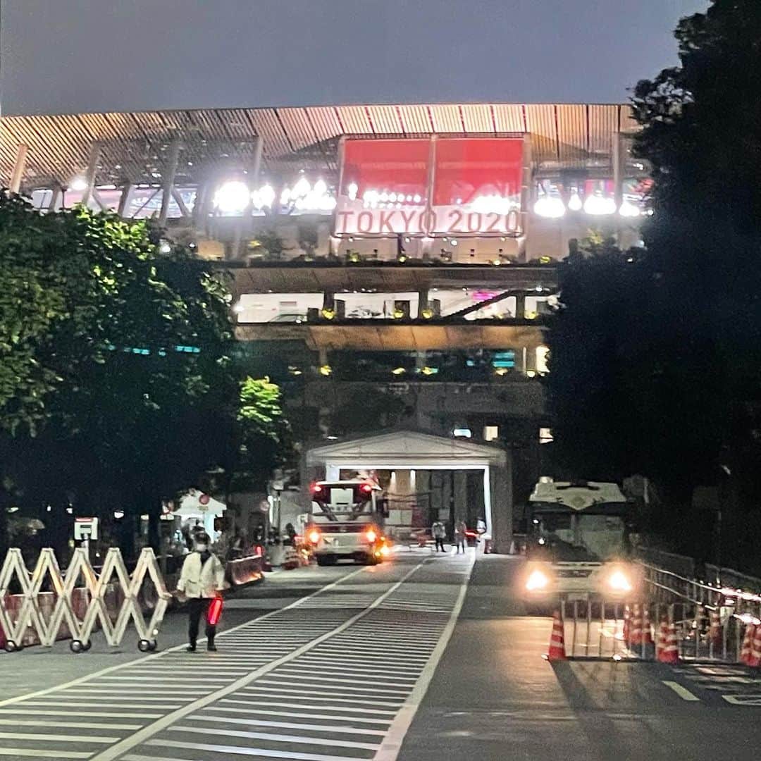 塚田文のインスタグラム：「インスタを始めて4つ目の投稿は(2018年5月)#新国立競技場 の建築風景でした。  それから2021年の#東京オリンピック2020 #東京パラリンピック まであっとゆうまに過ぎたんだな…と。  今更ながら残しておきます😅💦  個人的には開会式で#タップダンサー の#熊谷和徳 さんが登場した時にテンション⤴︎上がりました✨😆  4つ目の投稿時点では東京で見るつもりだった…と言っていますが、結局誰も会場で観戦出来ない状況になるだなんて🥲想像もしませんでした。  #covid_19 と共に過ごすこの数年は日々色々なことを考えさせられます。  最後の2枚は開催中に#海浜幕張 の駅前の様子と#カヌーオリンピック会場  を遠目に見た記録」