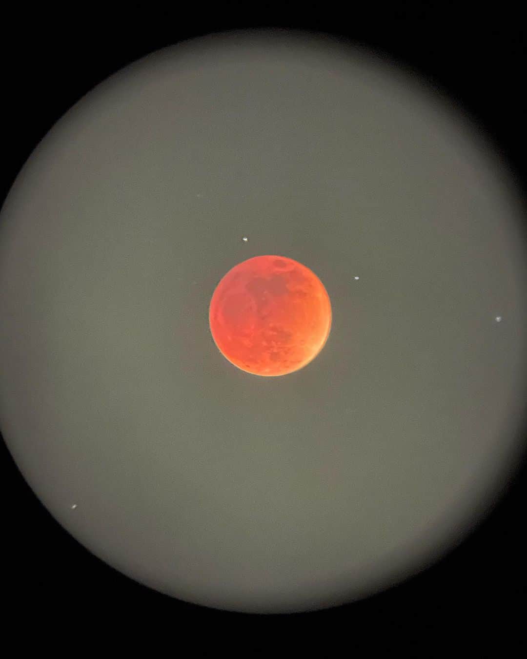 ケンダル・ジェンナーさんのインスタグラム写真 - (ケンダル・ジェンナーInstagram)「total lunar eclipse in scorpio」5月16日 14時35分 - kendalljenner