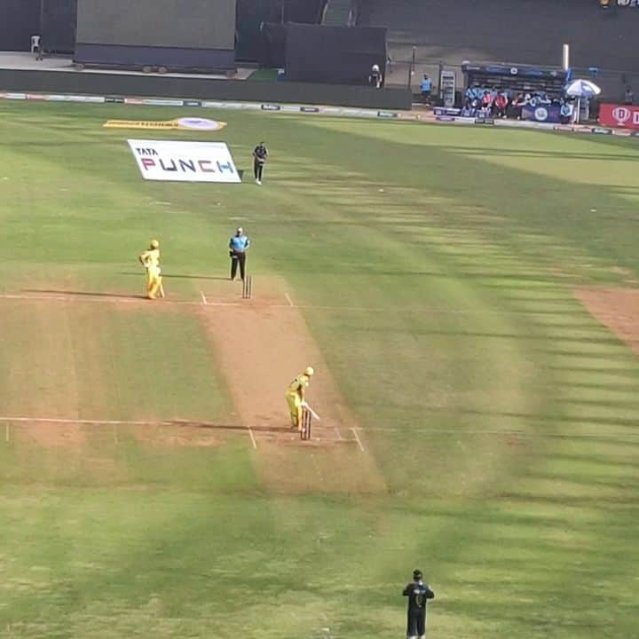 ティナ・デサイのインスタグラム：「Got to see the greatest man play in person!!!! Oh, the electricity in the crowd when he bats!!!  I hung out with my hero!!! #MSD #7 #ipl2022 #cskvsgt2022」