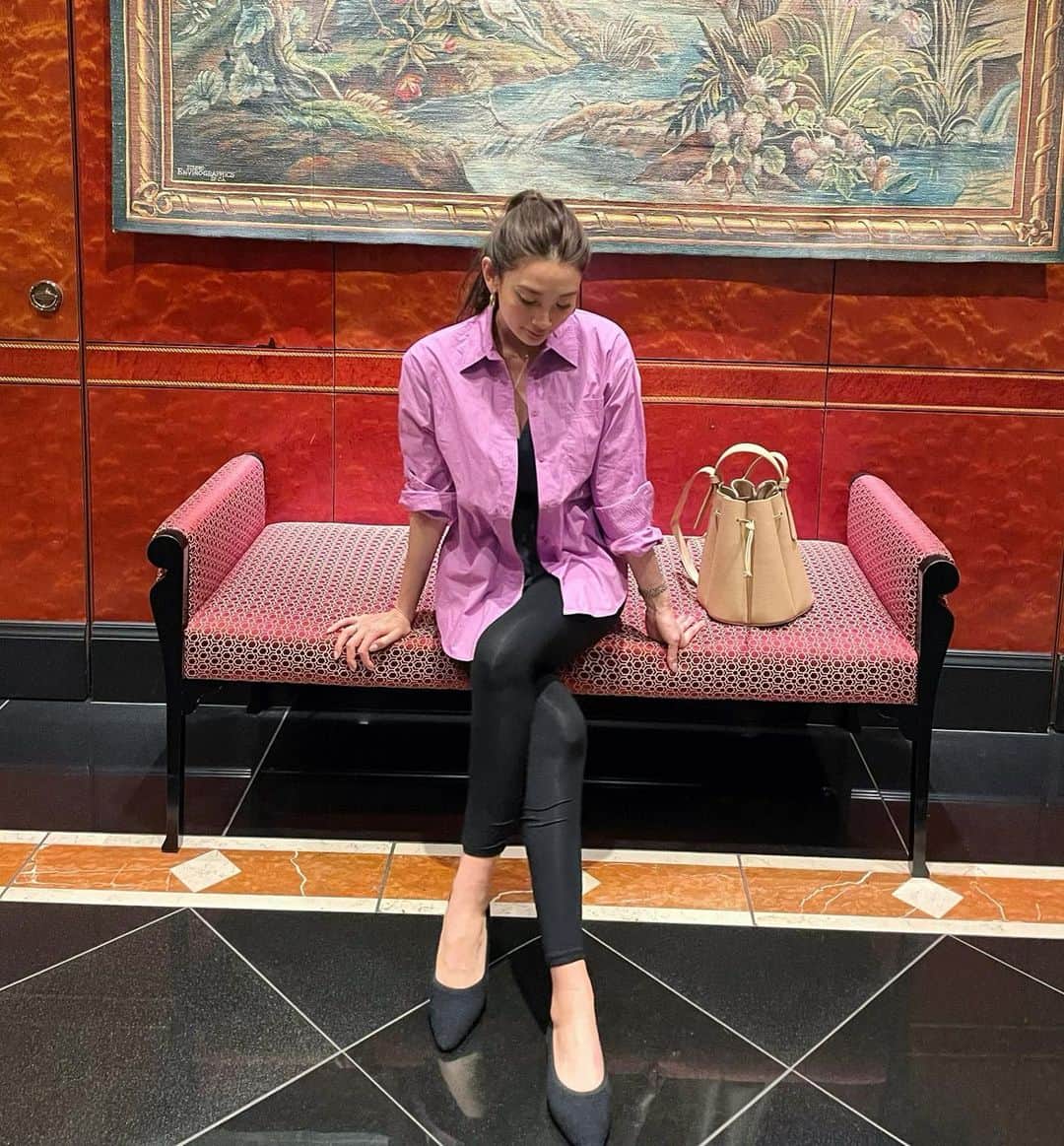 里海のインスタグラム：「@polene_paris  のフェミニンと繊細さのあるバッグ スペインで手作業で作られてる 軽いカーフレザー👜  私は最近どんどん太っています…😅😅 こわいです…」