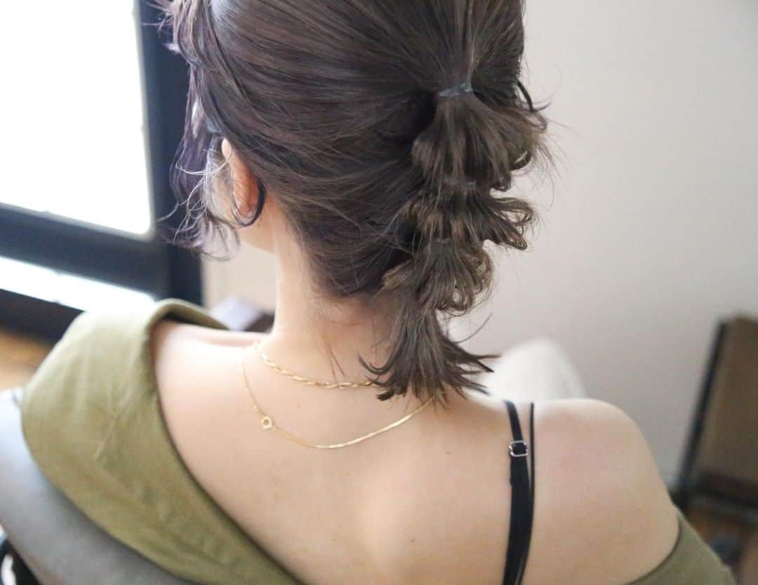 Miki Kajiwaraのインスタグラム：「ゴム3個だけの簡単アレンジ🦋🦋 . . サクッとやったけど可愛かったなぁ🌿🌿🌿 . #kajimagic  #姫路美容室」