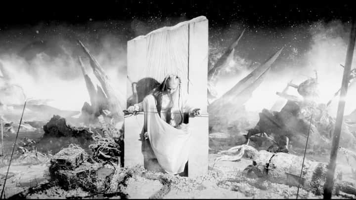 グライムスのインスタグラム：「Donating my video 4 ‘New Gods’ to @unicorn.dao to help their mission to fund/ develop female and non-binary lead art and projects 🤍🗡  Link in bio  Cc @nadyariot   Made this video with  @sevi_iko_domochevsky @macboucher  @razorade @daniel.benza @productionclub @tissue_hunter  @natashaseverino_makeup  @symonekimeka  @natasha.advani  And Neil Hansen 🤍  Link in bio」