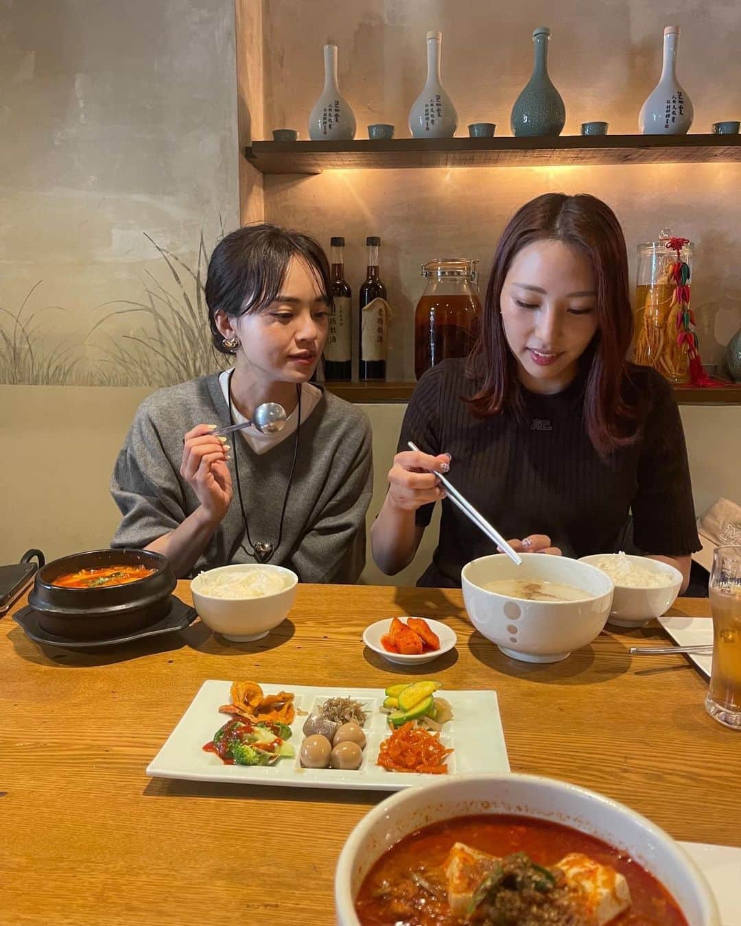 春名亜美さんのインスタグラム写真 - (春名亜美Instagram)「もー… 最近長男と私、お祝いしてもらってばっかり🥹  この日は、恒例の @yuma_516 ちゃんと @saaya_mizuno ちゃんの韓ドラについておしゃべりしながら、韓国料理を食べる会。  お気に入りの韓国料理屋さん @soushian__ を私が予約したのに、食後に🎂が出てきて、本当にビッッッックリ😳😳😳  忙しい2人なのに、ケーキもプレゼントも用意してくれて、その気持ちが嬉しすぎたよ🥺💗  あと5年以内には、さあやちゃんから会うたび鬼のようにすすめられてる#賢い医師生活 見ますので。 待っててね😉」5月16日 11時02分 - amiharunaami