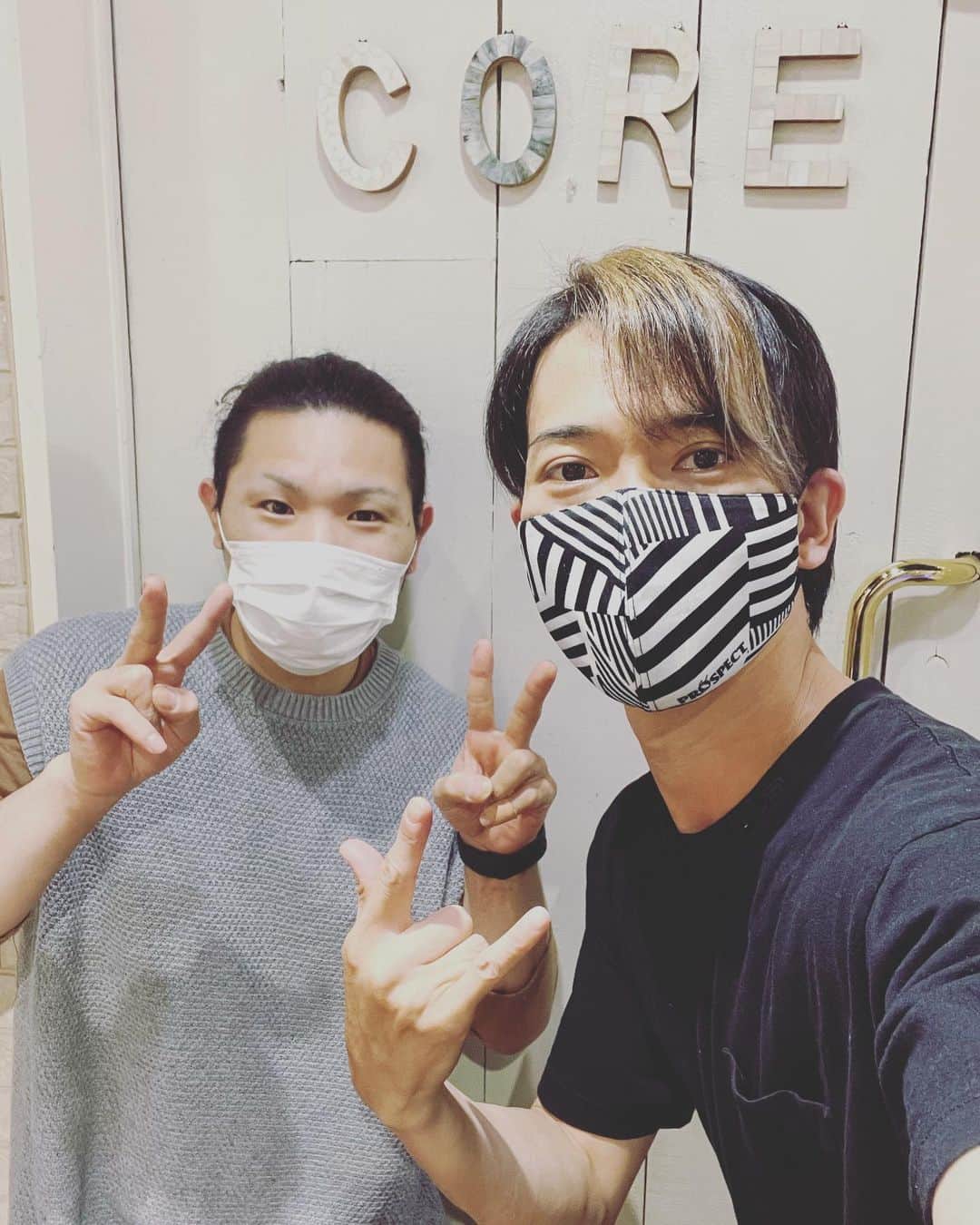 SHINPEIのインスタグラム：「久しぶりに少し金メッシュ ⁡ 新宿COREの山田君に作ってもらいました！ ⁡ なんと、お店が祝5周年！ オープン当初からお世話になってるので、自分の事のように嬉しいっ おめでとうございます〜 ⁡ スタッフの皆さんも毎日営業時間以外でも熱心に練習に励んでいて、ホントに素敵なお店です。 ⁡ ありがとうございます！ ⁡ #CORE #新宿CORE」