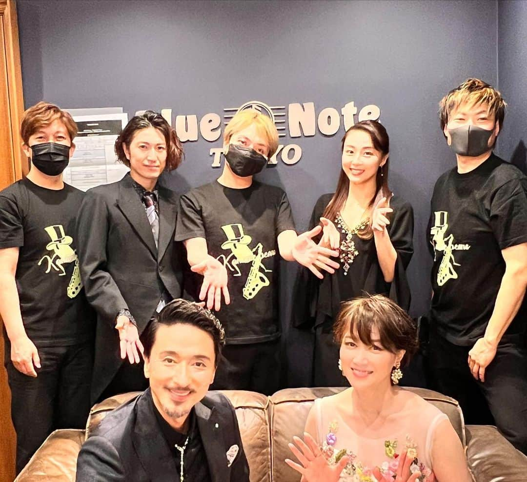 凰稀かなめさんのインスタグラム写真 - (凰稀かなめInstagram)「楽しかったな〜🥳🥳 ブルーノート東京公演終わりました✨ お昼も夜も満員のお客様で盛り上げてくださり本当にありがとうございました😭 #again というアルバムに、改めて感謝🥲ありがとうございました！  そして、ブルーノートさんからは、お祝いのプレート😵豆好きの私の為にコーヒー豆をあしらったプレート🤩オシャレすぎます🤩 毎年本当にお世話になってます！！ 来年は5豆🥜海外の方も遠方の方も皆んなで盛り上がりたいなぁ〜！！ ゲストはどなたに？？  #岡幸二郎　さんありがとうございました😊最高のトーク！ #空乃みゆ　ちゃん　#大場陽介　くん　#宮崎誠　さん東さんに、蛇石さんありがとうございました♪  さて！今日から又お稽古場に戻ります👍  皆さんも色々まだまだ大変だけど！　＃負けないで　元気な姿で又お会いしましょう🤞🏻  ステージ　#ファインペッツ　#odeur  #phoenixtears #フェニックスティアーズ  #お芝居大好き  #凰稀かなめ #孤独だっていいじゃない #ポメラニアン  #おこめ　#ウエスティン都ホテル京都　#デイズグーニー  #東京新聞　#熱風涼風　#ムビステ　#東映　#死神遣い　#ドロシー  #オズの魔法使い　#カンテレ　#ブルーノート東京　#ブルーノートビーンズ東京」5月16日 12時22分 - kanameouki_official